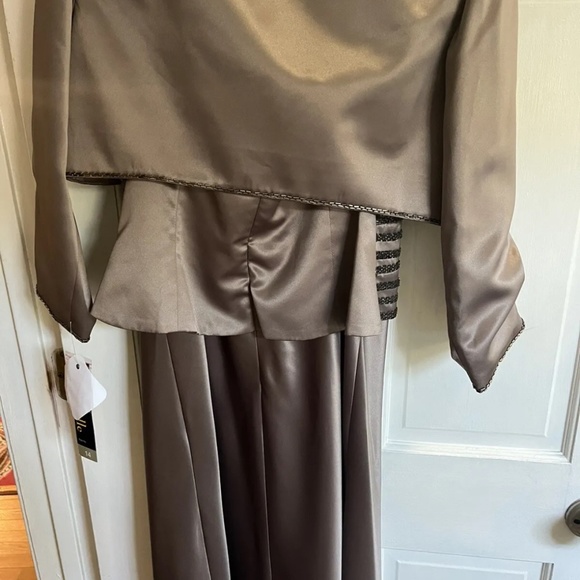 Nischelle Size 14 Taupe formal Mother of the Bride 2 Piece Dress - Picture 5 of 8
